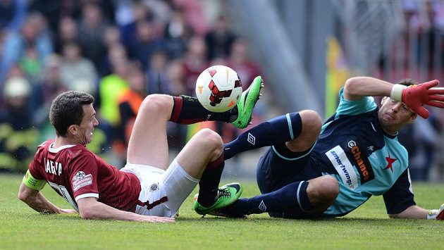Sparťanský kapitán David Lafata (vlevo) v souboji se slávistickým brankářem Radkem Černým. Sparťanský kapitán David Lafata (vlevo) v souboji se slávistickým brankářem Radkem Černým.