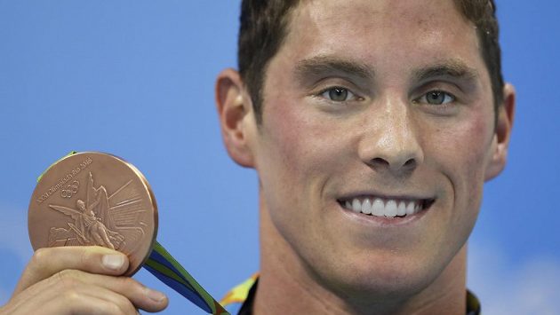 Americký plavec Conor Dwyer s bronzovou medailí z olympiády v Brazílii. Americký plavec Conor Dwyer s bronzovou medailí z olympiády v Brazílii.