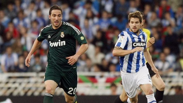 Gonzala Higuaína z Realu Madrid (vlevo) stíhá Asier Illarramendi z Realu Sociedad. Gonzala Higuaína z Realu Madrid (vlevo) stíhá Asier Illarramendi z Realu Sociedad.