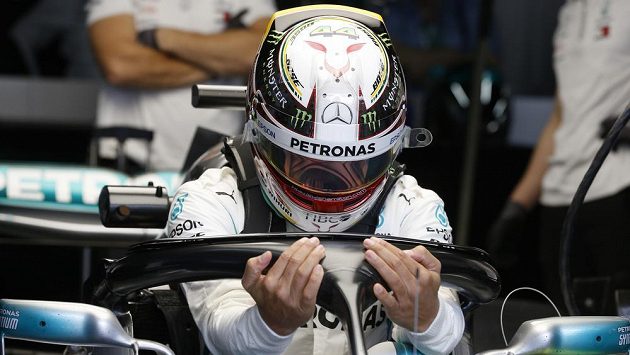 Pilot Mercedesu Lewis Hamilton po kvalifikaci na Velkou cenu Brazílie. Pilot Mercedesu Lewis Hamilton po kvalifikaci na Velkou cenu Brazílie.