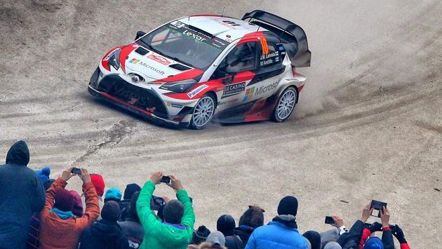 Jari-Matti Latvala a Miika Anttilla se zatím drží na druhé příčce. Jari-Matti Latvala a Miika Anttilla se zatím drží na druhé příčce.