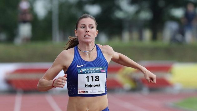 Zuzana Hejnová při dvoustovce na Velké ceně Tábora. Zuzana Hejnová při dvoustovce na Velké ceně Tábora.