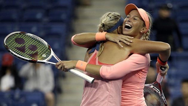 Lucie Hradecká (vlevo) se s Andreou Hlaváčkovou raduje z postupu do deblového finále US Open. Lucie Hradecká (vlevo) se s Andreou Hlaváčkovou raduje z postupu do deblového finále US Open.