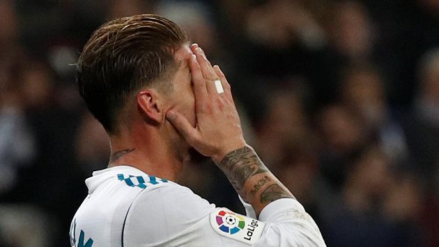 Zklamaný fotbalista Realu Madrid Sergio Ramos po vyřazení ve Španělském poháru. Zklamaný fotbalista Realu Madrid Sergio Ramos po vyřazení ve Španělském poháru.