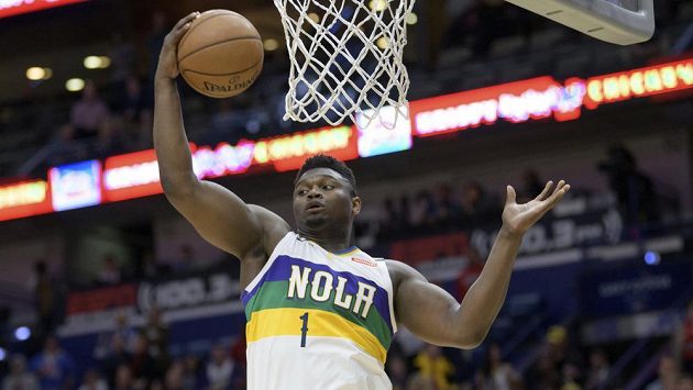 Hvězdný nováček Zion Williamson z New Orleans v souboji NBA s Oklahomou. Hvězdný nováček Zion Williamson z New Orleans v souboji NBA s Oklahomou.