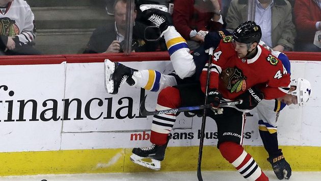 Dmitrij Jaškin (vzadu) v ostrém souboji u mantinelu s krajanem Janem Ruttou v zápase NHL mezi Chicagem a St. Louis. Dmitrij Jaškin (vzadu) v ostrém souboji u mantinelu s krajanem Janem Ruttou v zápase NHL mezi Chicagem a St. Louis.