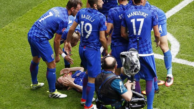 Chorvtaší fotbalisté slaví gól Luky Modriče (leží na trávníku) proti Turecku. Chorvtaší fotbalisté slaví gól Luky Modriče (leží na trávníku) proti Turecku.