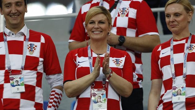 Po osmifinále i čtvrtfinále se za chorvatským fotbalisty v kabině zastavila také prezidentka Kolinda Grabarová-Kitarovičová. Po osmifinále i čtvrtfinále se za chorvatským fotbalisty v kabině zastavila také prezidentka Kolinda Grabarová-Kitarovičová.