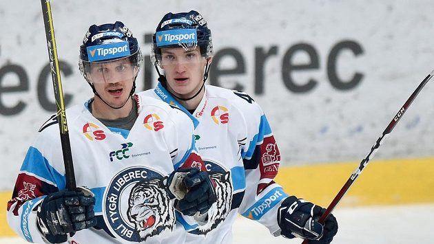 Jan Ordoš (vpravo) a Lukáš Derner se radují z prvního libereckého gólu. Jan Ordoš (vpravo) a Lukáš Derner se radují z prvního libereckého gólu.