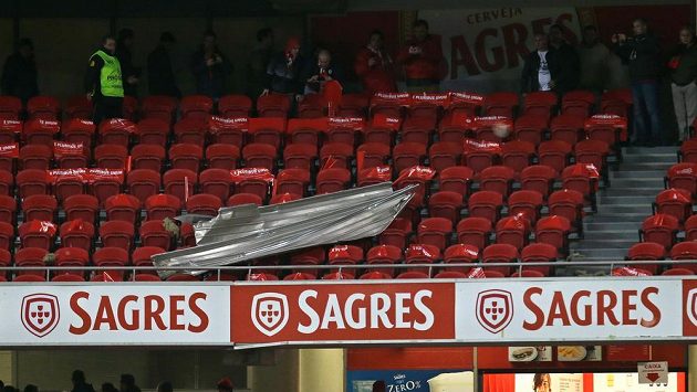 Kvůli poškozené střeše stadiónu byl odložen šlágr portugalské ligy mezi Benficou a Sportingem Lisabon. Kvůli poškozené střeše stadiónu byl odložen šlágr portugalské ligy mezi Benficou a Sportingem Lisabon.