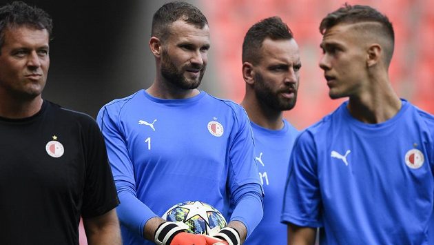 Brankáři (v modrém zleva) Ondřej Kolář, Přemysl Kovář, Jakub Markovič na tréninku Slavie před klíčovým bojem s Kluží. Utkání je beznadějně vyprodáno. Brankáři (v modrém zleva) Ondřej Kolář, Přemysl Kovář, Jakub Markovič na tréninku Slavie před klíčovým bojem s Kluží. Utkání je beznadějně vyprodáno.