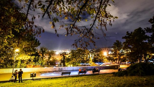 Night Run Praha se v sobotu uskutečnil v centru Prahy na Letné a v Letenských sadech. Night Run Praha se v sobotu uskutečnil v centru Prahy na Letné a v Letenských sadech.
