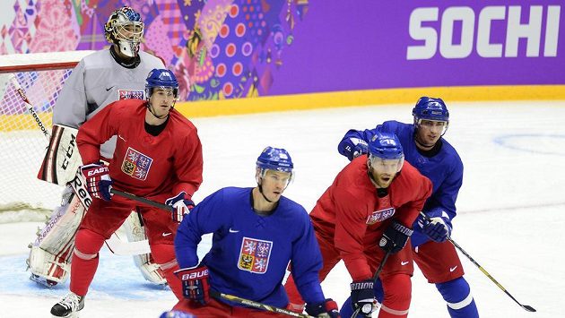 (Zleva) Jakub Kovář, Roman Červenka, Lukáš Krajíček, Jiří Novotný a Tomáš Kaberle při tréninku české hokejové reprezentace v Soči. (Zleva) Jakub Kovář, Roman Červenka, Lukáš Krajíček, Jiří Novotný a Tomáš Kaberle při tréninku české hokejové reprezentace v Soči.