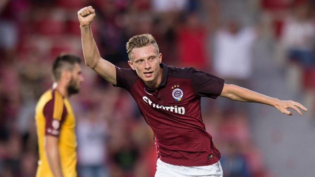 Sparťan Ladislav Krejčí oslavuje svůj gól v utkání proti Dukle. Sparťan Ladislav Krejčí oslavuje svůj gól v utkání proti Dukle.