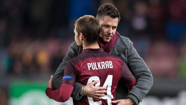 Trenér David Holoubek a Matěj Pulkrab se radují po vítězství nad Hapoelem Beer Ševa. Trenér David Holoubek a Matěj Pulkrab se radují po vítězství nad Hapoelem Beer Ševa.