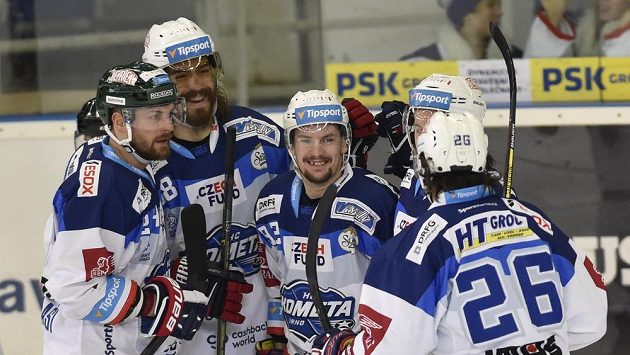 Hokejisté Brna se radují z gólu proti karlovým Varům. Zleva Michal Gulaši, Peter Mueller, autor gólu Petr Holík, Jan Štencel a Martin Zaťovič. Hokejisté Brna se radují z gólu proti karlovým Varům. Zleva Michal Gulaši, Peter Mueller, autor gólu Petr Holík, Jan Štencel a Martin Zaťovič.