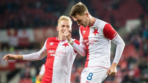 Radost Jaromíra Zmrhala ze Slavie. Gratulovat mu přibíhá Michal Frydrych. Radost Jaromíra Zmrhala ze Slavie. Gratulovat mu přibíhá Michal Frydrych.