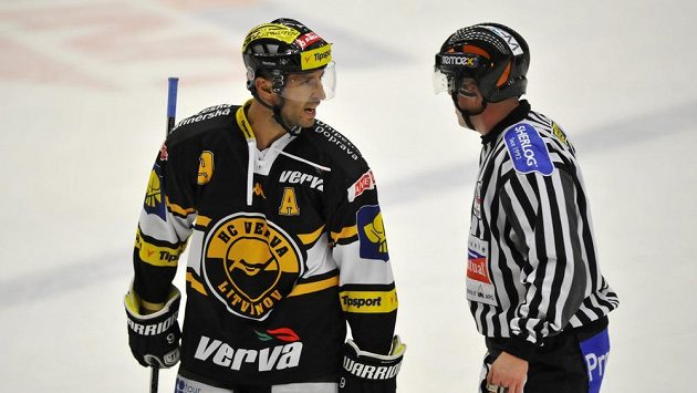 Martin Ručinský z Litvínova promlouvá k rozhodčímu v utkání se Zlínem. Martin Ručinský z Litvínova promlouvá k rozhodčímu v utkání se Zlínem.