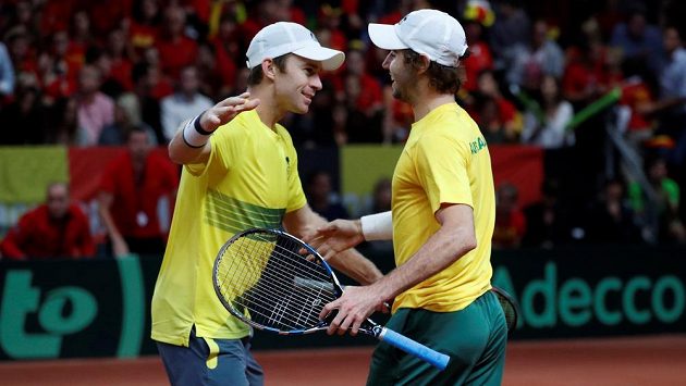 Australští tenisté John Peers (vlevo) a Jordan Thompson slaví vítězství ve čtyřhře v semifinále Davis Cupu proti Belgii. Australští tenisté John Peers (vlevo) a Jordan Thompson slaví vítězství ve čtyřhře v semifinále Davis Cupu proti Belgii.