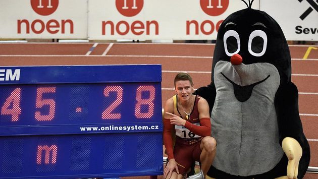 Běžec Pavel Maslák při halovém MČR ve Stromovce zaběhl na čtyřstovce letošní světové maximum 45,27 s. Z původního času na světelném panelu totiž nakonec rozhodčí ještě setinu ubrali. Běžec Pavel Maslák při halovém MČR ve Stromovce zaběhl na čtyřstovce letošní světové maximum 45,27 s. Z původního času na světelném panelu totiž nakonec rozhodčí ještě setinu ubrali.