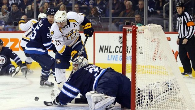 Ondřej Pavelec inkasoval všechny góly v prostřední třetině. Ondřej Pavelec inkasoval všechny góly v prostřední třetině.