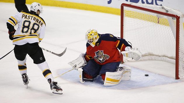 Český hokejový útočník Bostonu David Pastrňák překonává gólmana Floridy Roberta Luonga. Český hokejový útočník Bostonu David Pastrňák překonává gólmana Floridy Roberta Luonga.