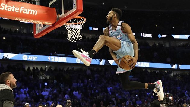 Derrick Jones při smečarské soutěži v rámci Utkání hvězd NBA. Derrick Jones při smečarské soutěži v rámci Utkání hvězd NBA.