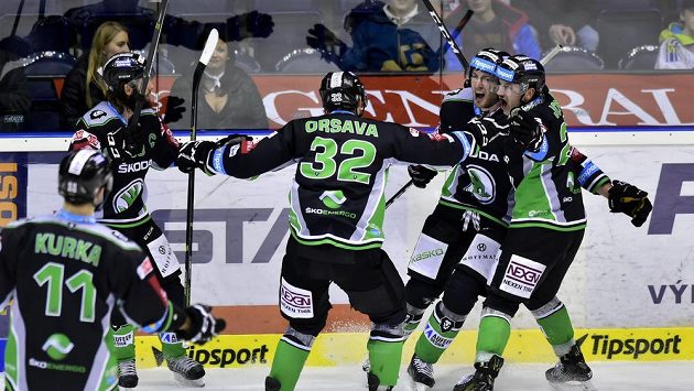 Mladoboleslavští hokejisté se radují z vítězné branky na ledě Pardubic. Mladoboleslavští hokejisté se radují z vítězné branky na ledě Pardubic.