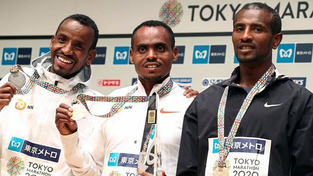 Medailisté z tokijského maratonu, zleva Bashir Abdi oz Begie, zlatý medailista Birhanu Legese z Etiopie a držitel bronzu Sisay Lemma z Etiopie. Medailisté z tokijského maratonu, zleva Bashir Abdi oz Begie, zlatý medailista Birhanu Legese z Etiopie a držitel bronzu Sisay Lemma z Etiopie.
