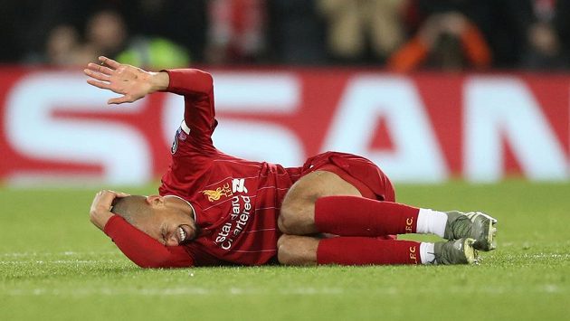 Zraněný liverpoolský záložník Fabinho leží na trávníku v utkání Ligy mistrů s Neapolí. Zraněný liverpoolský záložník Fabinho leží na trávníku v utkání Ligy mistrů s Neapolí.