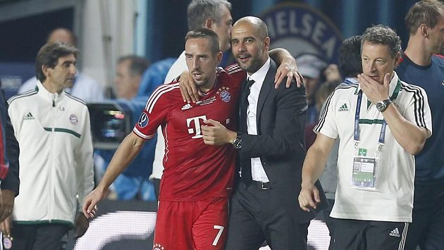 Franck Ribéry se objímá s koučem Pepem Guardiolou po vstřelené brance. Franck Ribéry se objímá s koučem Pepem Guardiolou po vstřelené brance.