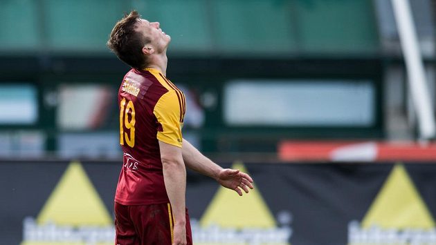Zklamaný obránce Dukly Praha Lukáš Štetina, který si dal proti Slavii opět vlastní gól. Zklamaný obránce Dukly Praha Lukáš Štetina, který si dal proti Slavii opět vlastní gól.