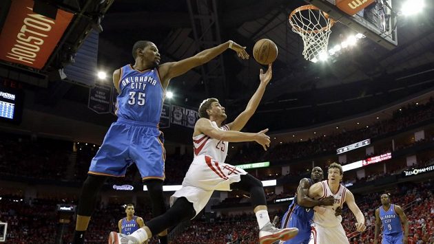 Nejlepším střelcem Houstonu byl Chandler Parsons (uprostřed), autor 27 bodů. Nejlepším střelcem Houstonu byl Chandler Parsons (uprostřed), autor 27 bodů.