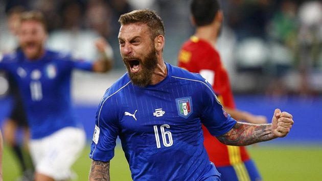 Italský fotbalista Daniele De Rossi po proměněném pokutovém kopu proti Španělsku. Italský fotbalista Daniele De Rossi po proměněném pokutovém kopu proti Španělsku.