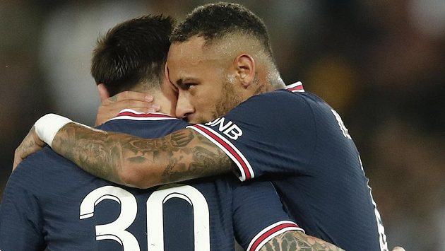 Neymar (vpravo) v objetí s Lionelem Messim Neymar (vpravo) v objetí s Lionelem Messim