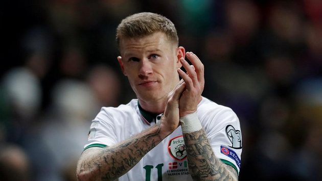 irský reprezentant James McClean tleská divákům po remíze v Dánsku. irský reprezentant James McClean tleská divákům po remíze v Dánsku.