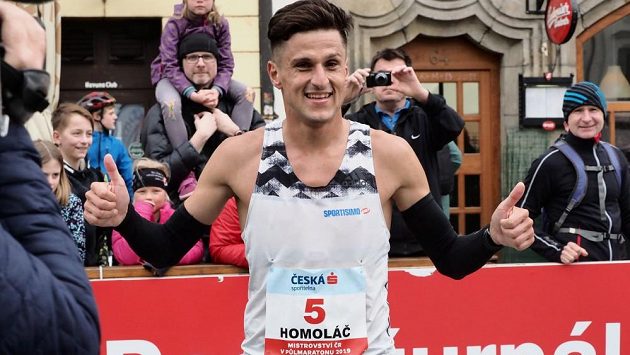 Český vytrvalec Jiří Homoláč po Pardubickém půlmaratonu. Český vytrvalec Jiří Homoláč po Pardubickém půlmaratonu.