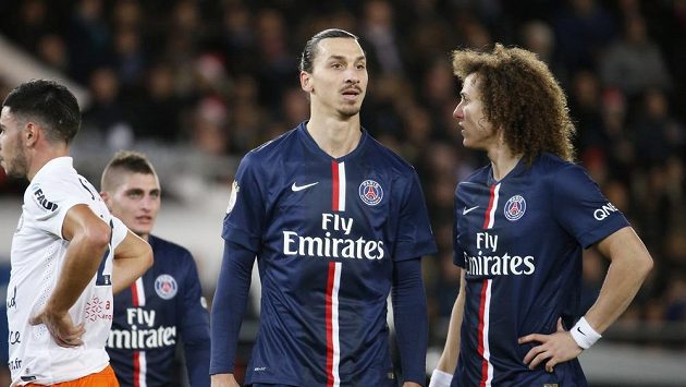 Zklamaní fotbalisté Paris Saint-Germain Davidu Luiz (vpravo) a Zlatan Ibrahimovic. Zklamaní fotbalisté Paris Saint-Germain Davidu Luiz (vpravo) a Zlatan Ibrahimovic.