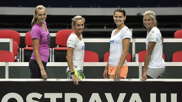 České tenistky se připravují na semifinále Fed Cupu s Itálií. Zleva Petra Kvitová, Klára Koukalová, Lucie Šafářová a Andrea Hlaváčková. České tenistky se připravují na semifinále Fed Cupu s Itálií. Zleva Petra Kvitová, Klára Koukalová, Lucie Šafářová a Andrea Hlaváčková.