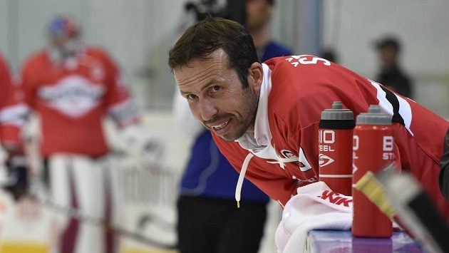 Tenista Radek Štěpánek nedávno vedl při hokejové exhibici jako trenér Havlát Team. Tenista Radek Štěpánek nedávno vedl při hokejové exhibici jako trenér Havlát Team.