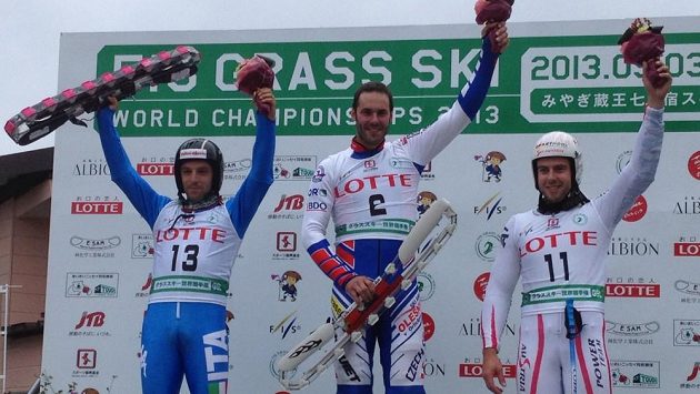 Jan Němec (uprostřed) získal titul mistra světa v obřím slalomu na trávě v Japonsku. Jan Němec (uprostřed) získal titul mistra světa v obřím slalomu na trávě v Japonsku.