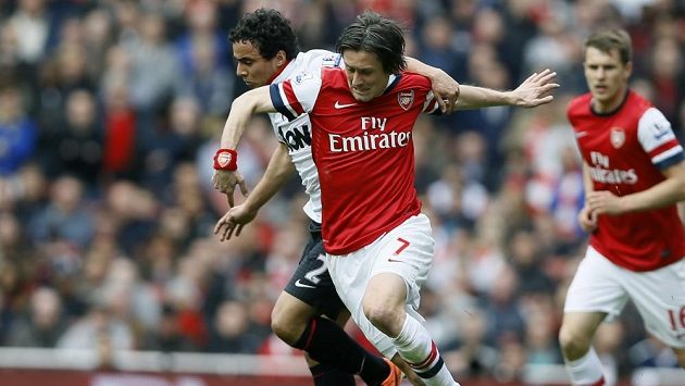 Tomáš Rosický z Arsenalu (vpravo) bojuje o míč s Rafaelem z Manchesteru United. Tomáš Rosický z Arsenalu (vpravo) bojuje o míč s Rafaelem z Manchesteru United.