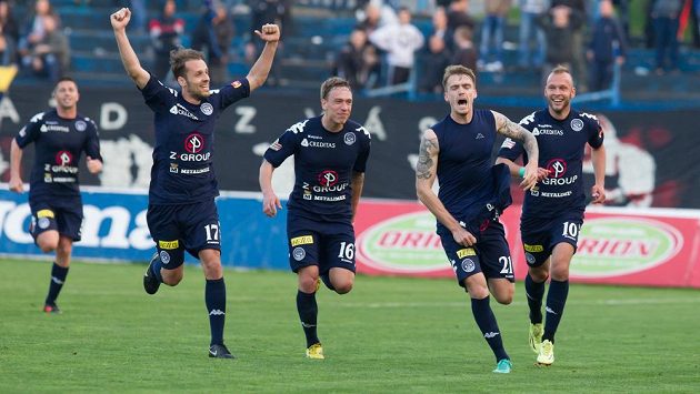 Útočník Slovácka Milan Kerbr (druhý zprava) slaví se spoluhráči gól na hřišti Ostravy. Útočník Slovácka Milan Kerbr (druhý zprava) slaví se spoluhráči gól na hřišti Ostravy.