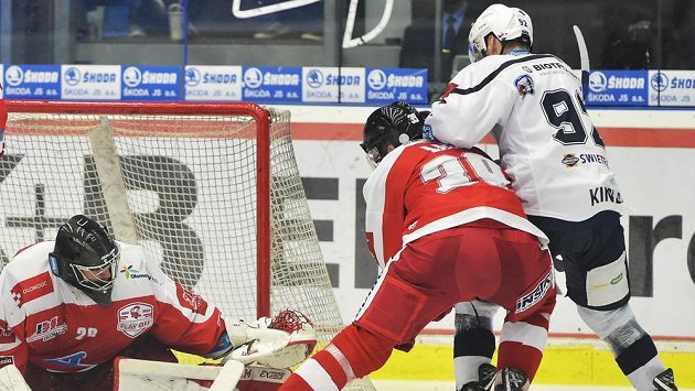 Zleva brankář Olomouce Jan Lukáš, Marek Laš z Olomouce a Denis Kindl z Plzně. Zleva brankář Olomouce Jan Lukáš, Marek Laš z Olomouce a Denis Kindl z Plzně.