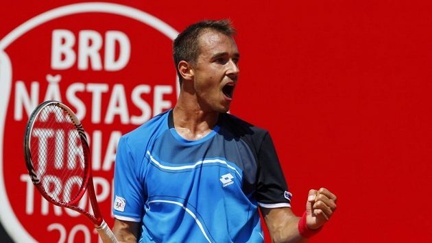 Lukáš Rosol se raduje z vítězství. Lukáš Rosol se raduje z vítězství.