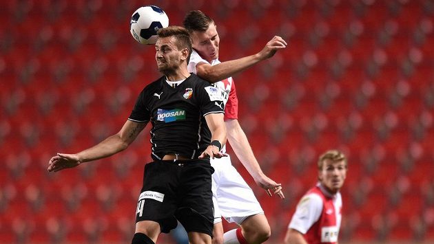 Plzeňský zadák Radim Řezník (vlevo) v hlavičkovém souboji se slávistickým záložníkem Jaromírem Zmrhalem. Plzeňský zadák Radim Řezník (vlevo) v hlavičkovém souboji se slávistickým záložníkem Jaromírem Zmrhalem.