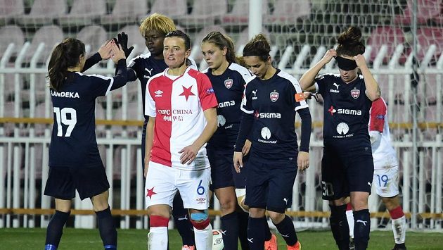 Fotbalistky Rosengardu se radují z gólu. Vpředu je Andrea Budošová ze Slavie. Fotbalistky Rosengardu se radují z gólu. Vpředu je Andrea Budošová ze Slavie.