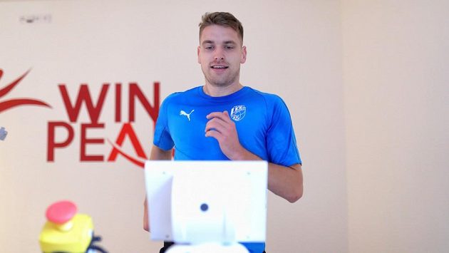 Záložník Viktorie Plzeň Jan Kovařík podstupuje zátěžový test na běžícím páse. Záložník Viktorie Plzeň Jan Kovařík podstupuje zátěžový test na běžícím páse.