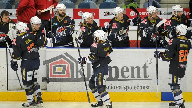 Hokejisté Chomutova se radují z druhé branky v síti Českých Budějovic, střelcem byl Marek Hovorka (uprostřed v popředí). Hokejisté Chomutova se radují z druhé branky v síti Českých Budějovic, střelcem byl Marek Hovorka (uprostřed v popředí).
