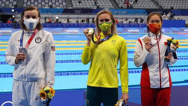 Zlatá ze 400 m volný způsob Ariarne Titmusová (uprostřed), stříbrná Kathleen Ledecká z USA a bronzová Číňanka Li Ping-ťie. Zlatá ze 400 m volný způsob Ariarne Titmusová (uprostřed), stříbrná Kathleen Ledecká z USA a bronzová Číňanka Li Ping-ťie.